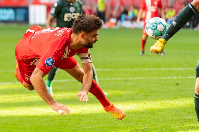 Robin Propper in actie tegen FC Groningen, eerder dit seizoen. Met om zijn schouder: de One Love-band.