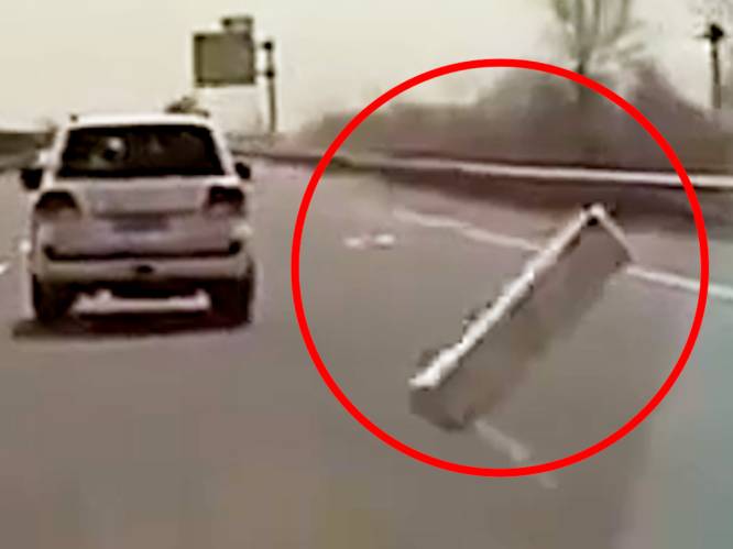 Zilveren staaf knalt op auto nadat Chinees voor 344.000 euro verliest op snelweg