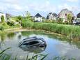 Auto te water aan de Beerninkholt in Lelystad