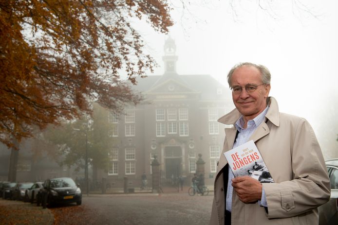 Geert van de Kolk voor het Gymnasium Apeldoorn, waar de hoofdrolspeler in zijn autobiografische roman De Jongens naar school gaat.