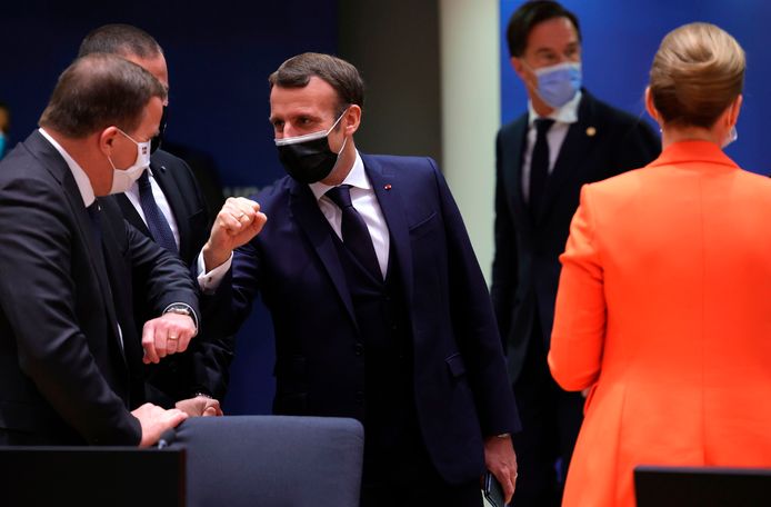 Macron geeft de Zweedse premier Stefan Lofven (L) een 'coronagroet' op de Europese top in Brussel.