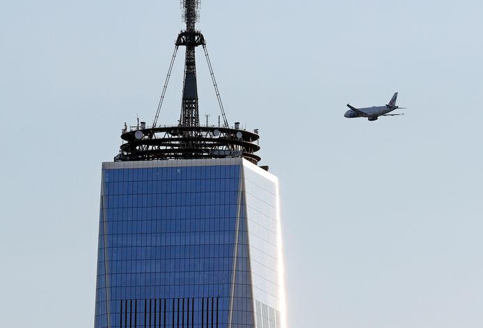 Een van de drie JetBlue-toestellen vliegt haast rakelings langs One World Trade Center.