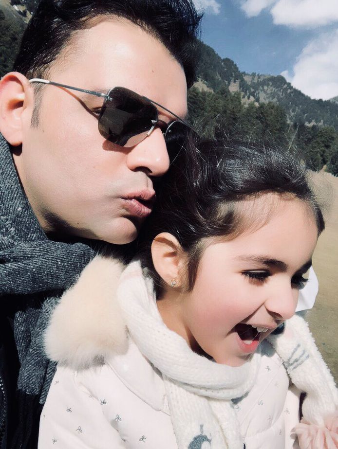 Shehzad Hemani met Insiya. De vader van het meisje post graag foto's om te laten zien hoe goed het met haar gaat. Maar in Nederland wordt hij vervolgd voor ontvoering. Interpol heeft hem nu echter van de lijst gezochte personen afgehaald.