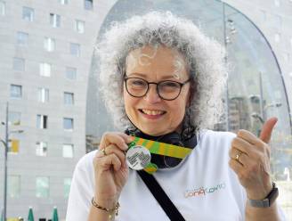 Ondanks long covid liep Rozé Nabbe (59) haar eigen marathon, met een speciale stempelkaart