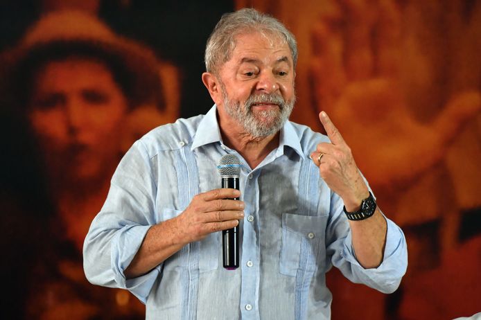 De vroegere Braziliaanse president Luiz Inácio Lula da Silva mag zijn land niet verlaten. Een rechter in de hoofdstad Brasilia legde de 72-jarige gisteren een uitreisverbod op