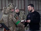 Zelensky bezoekt militairen aan de frontlinie bij Bakhmut