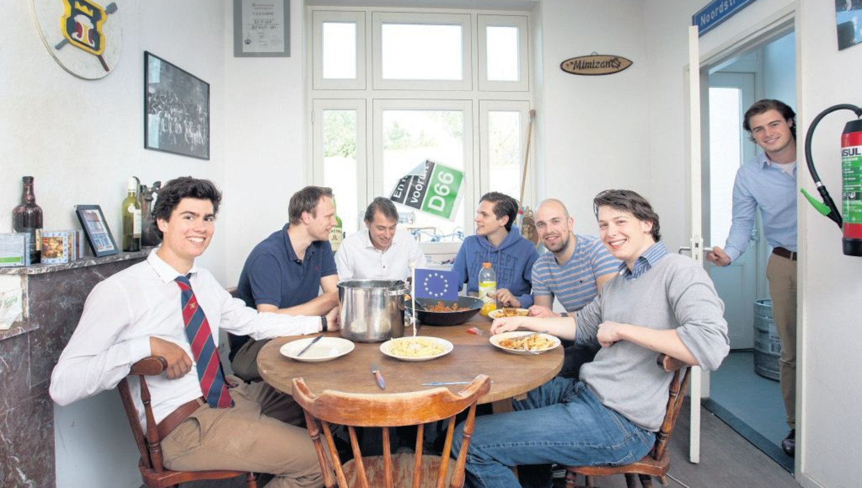 De studenten in het Tilburgse studentenhuis (vlnr): Rens, Wouter, Olivier, Steven, Joris, Robbert en in de deuropening Thijn, die niet aan het gesprek deelneemt. Beeld Maartje Geels