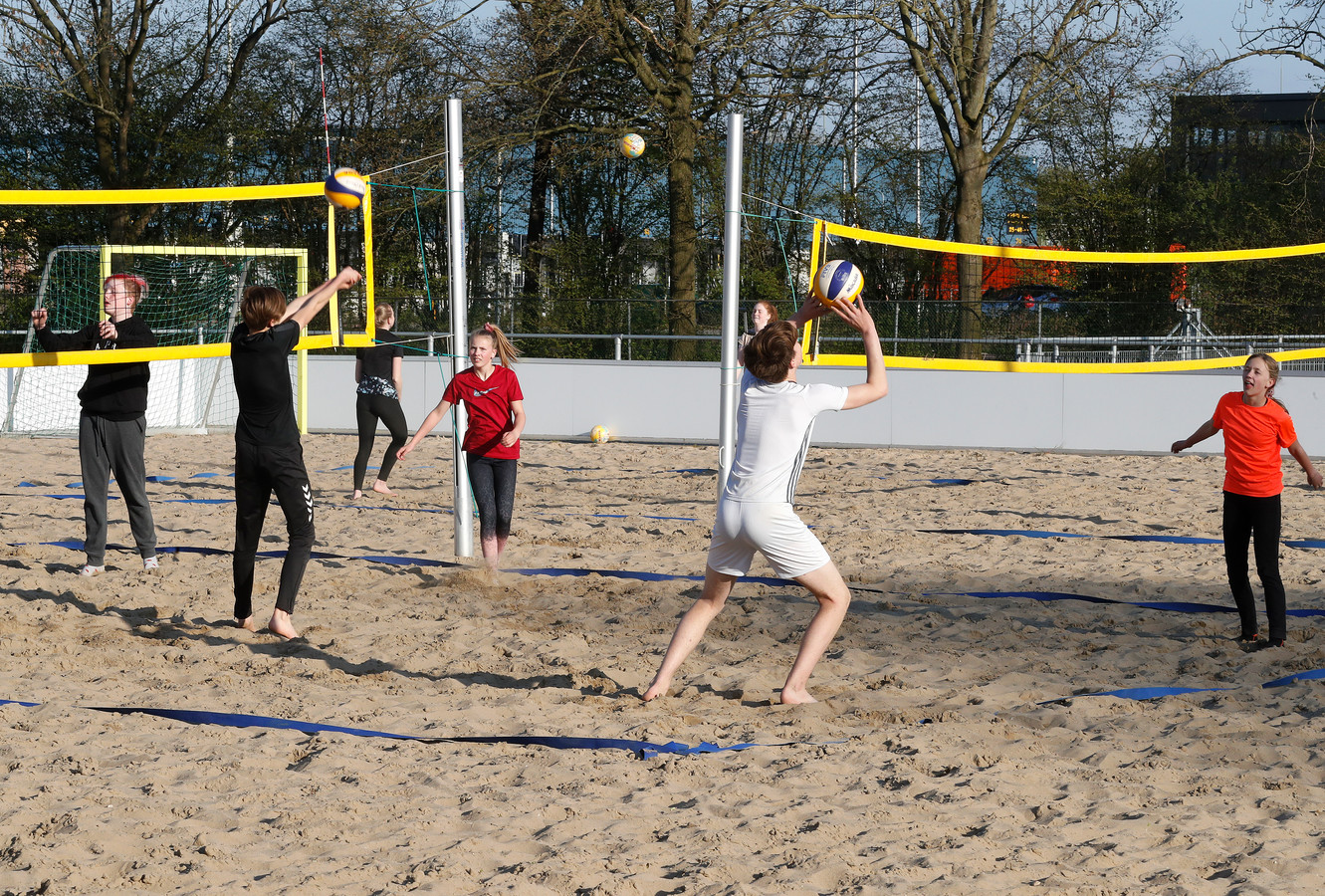 Het zand biedt uitkomst voor deze volleyballers.