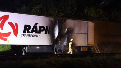 Vrachtwagen vliegt in brand op A59 bij Nuland