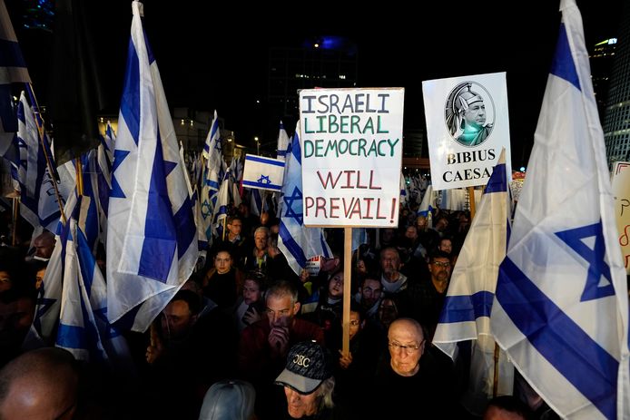 De demonstranten zien de nieuwe wet als een aanval op de Israëlische democratie.
