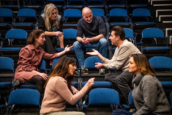 Repetitie in Pand P van het Kratertheater voor de voorstelling Completer. Een voorstelling over het groeiende aantal personal coaches. V.l.n.r. met de klok mee: Angela de Jongh, Frank van Eersel, Roos Hameleers, Ramses van Oers, Ilse Janssen en Sandra in 't Groen.