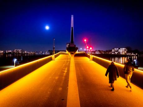 Oranje licht op Prins Clausbrug in Dordrecht hopeloos kapot