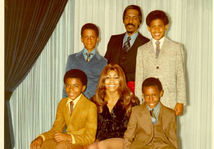 Tina Turner met haar eerste echtgenoot Ike Sr., zonen Ronnie en Craig en adoptiezonen Michael en Ike Jr.
