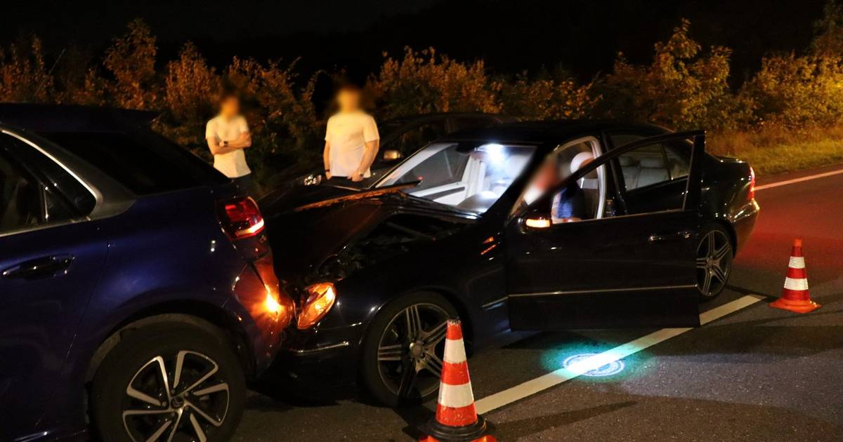 Ongeluk na dagje Efteling: zes autos botsen bij oprit van Midden-Brabantweg in Kaatsheuvel.