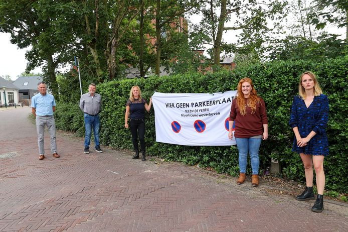 Inwoners van Westerhoven waren tegen de aanleg van een parkeerplaats achter de kerk. Zij startten een petitie om het groen te behouden.