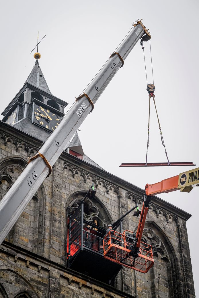 De middenstijl is uit het galmgat gezaagd waardoor nu het raamwerk en straks de klok zelf naar binnen kunnen.