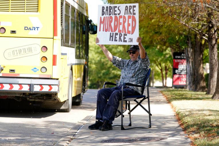 Een man demonstreert voor de deur van een kliniek in Dallas (Texas) tegen de abortussen die daar worden uitgevoerd. Beeld AP