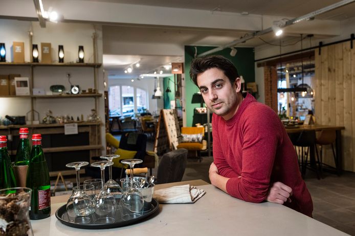Fabio Passidi, eigenaar restaurant Lab26 aan de bar in het restaurant.
