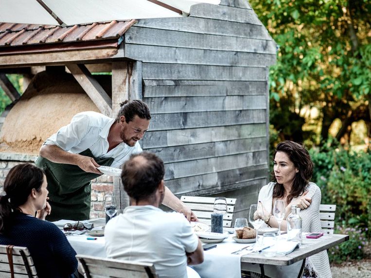 Chef Kobe Desramault bij de tafel van Halina Reijn en interviewers Sofie Mulders en Jeroen De Preter Beeld Jelle Vermeersch