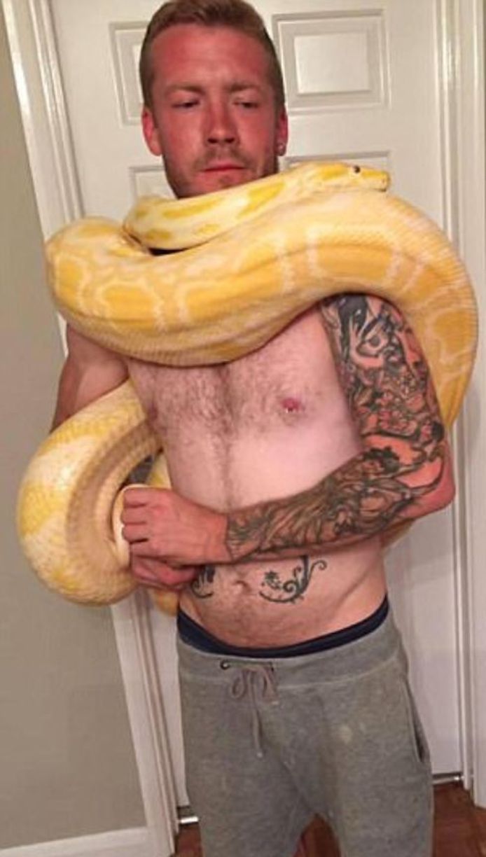 Dan Brandon met een Birmaanse python, één van de tien slangen die hij in zijn slaapkamer hield.