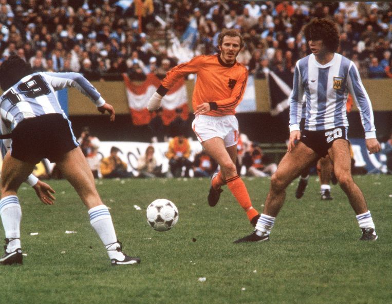 Rene van der Kerkhof namens Nederland in actie tijdens de verloren WK-finale in 1978 tegen Argentinië Beeld anp
