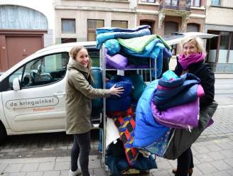 CAW Antwerpen en Kringwinkel verzamelen 700 stuks warme kledij en slaapzakken voor daklozen