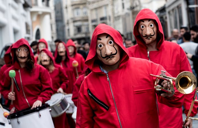 Een gemaskerde parade tijdens de presentatie van het nieuwe seizoen van de serie La Casa de Papel.