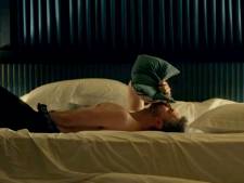 Les téléspectateurs "horrifiés" par une scène de sexe avec un oreiller dans la nouvelle série “Obsession”