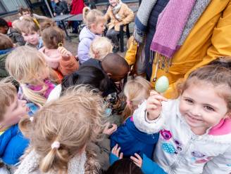 Kleuters en senioren gaan samen op zoek naar paaseitjes