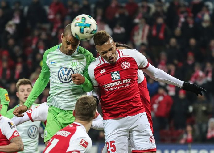 Kopduel tussen Jean-Philippe Gbamin (rechts) en Daniel Didavi.