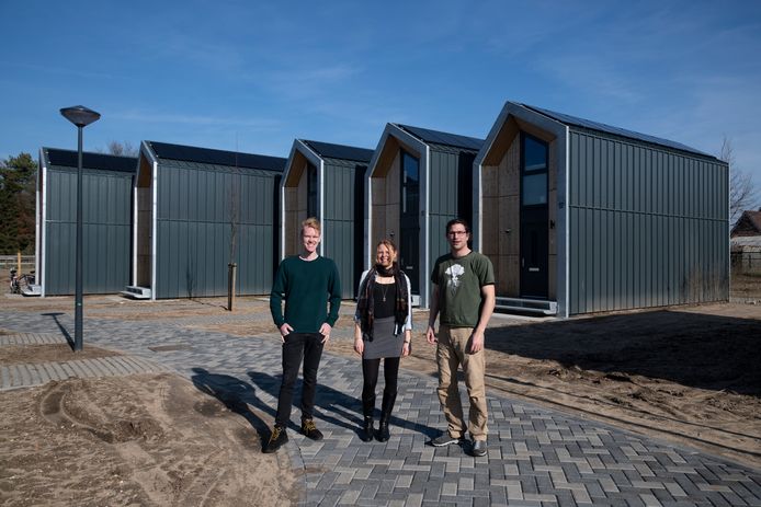 Thomas Huisman, Natascha van der Sijs en Marien Nederbragt (van links naar rechts) voor hun tiny houses aan de Droogsehof in Malden.