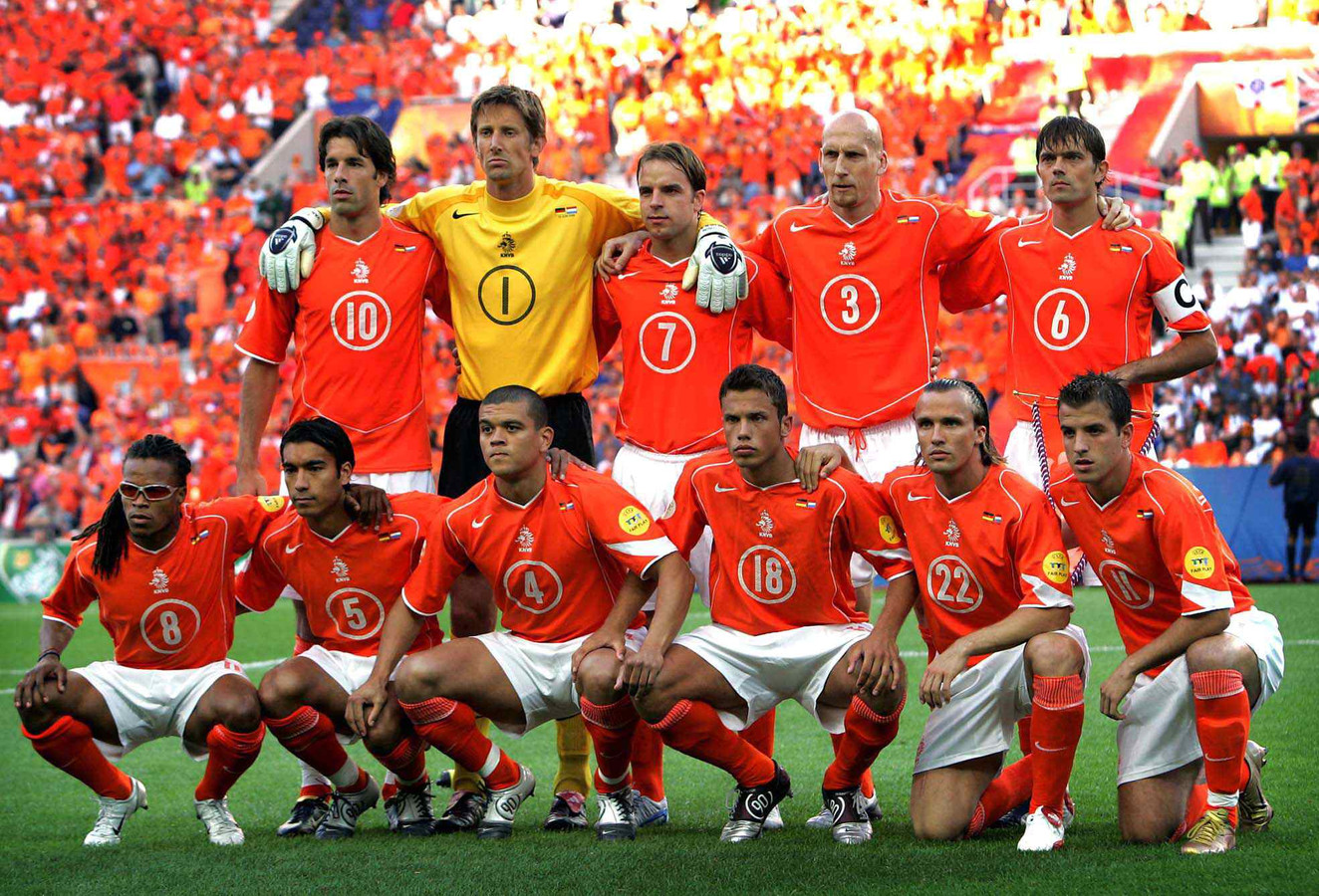 Stam En Van Bronckhorst Samen Op Het Veld Als Spelers Van Oranje Foto Bndestem Nl