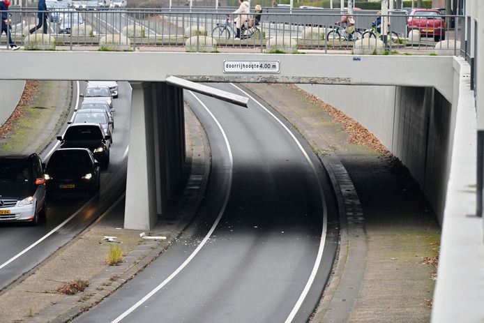 Vrachtwagen rijdt zich klem onder viaduct Oranjeplein in Breda.
