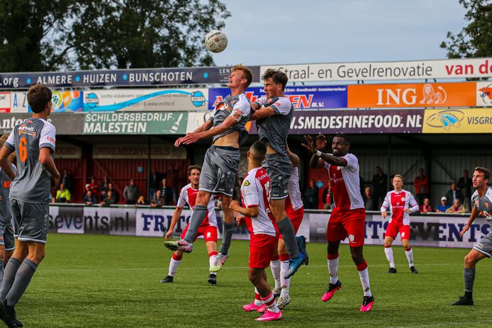 Actiemoment bij IJsselmeervogels - Jong FC Volendam afgelopen zaterdag.