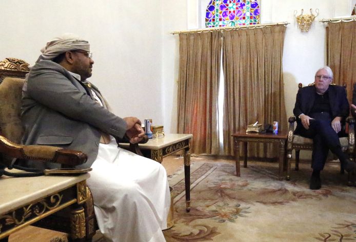 Martin Griffiths in gesprek met Houthi-leider Mohammed Ali al-Houthi in Sanaa, eind vorige maand.