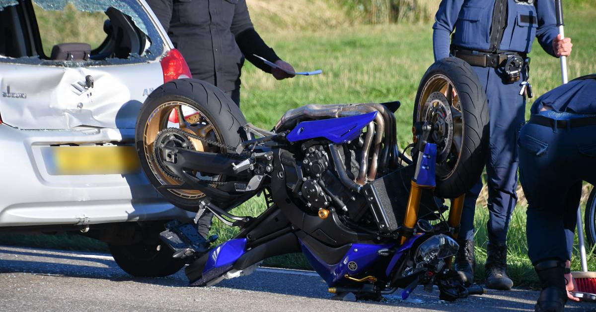Motorrijder komt om het leven na botsing, automobilist zwaargewond.