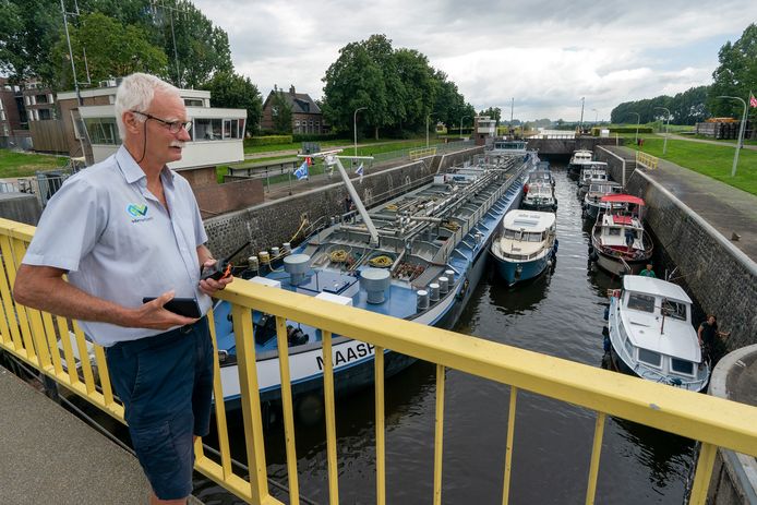 Sluiswachter Bas Vissers aan het werk bij de Henriettesluis in Engelen.