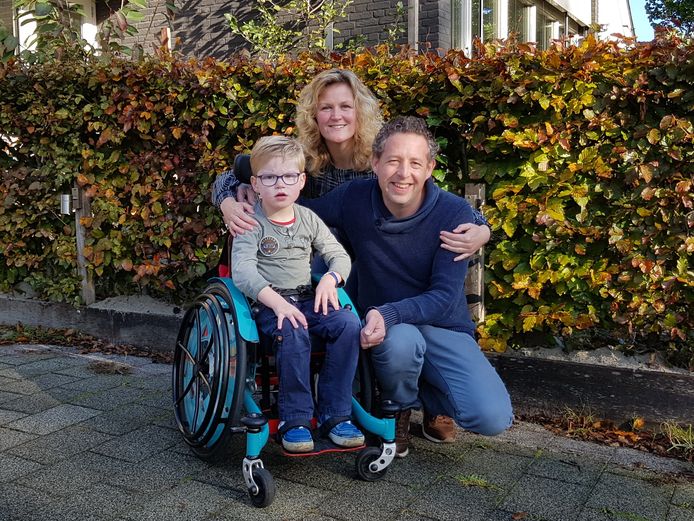 Jessica en Hein Wagenaar met hun zoon Tim, die in een rolstoel zit. Tim groeit uit zijn huidige rolstoel en heeft een grotere nodig. Die past alleen niet meer in de auto. De familie zoekt sponsors voor de aankoop van een rolstoelbus.