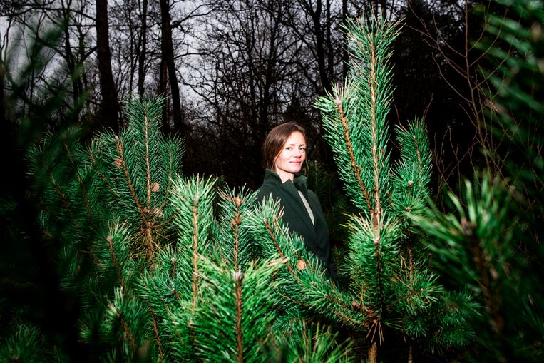Bosbadgids Eefje Ludwig: ‘De vertraagde, speelse en zingtuigelijke manier van met de natuur zijn deed me denken aan mijn kindertijd.’ Beeld Jan Mulders