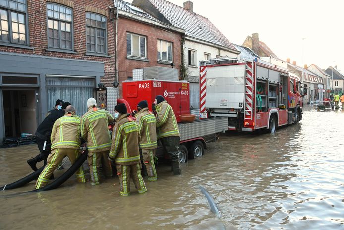 De brandweer zet zware pompen in bij de wateroverlast in de Bergenstraat in de Poperingse deelgemeente Roesbrugge.