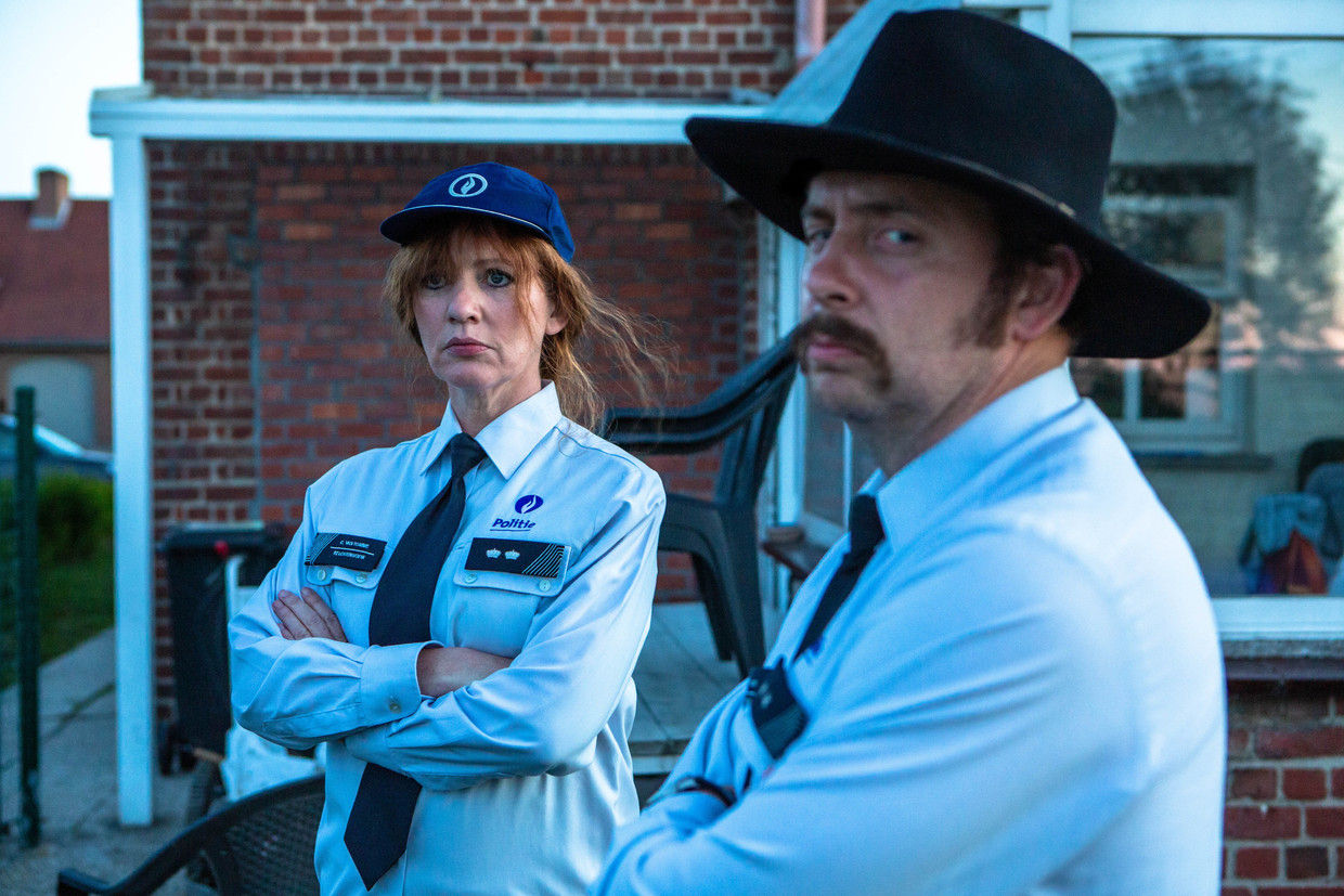 Chef Chantal Vantomme (Maaike Cafmeyer) en inspecteur Rik Cloedt (Dries Heyneman) in ‘Chantal’.  Beeld NyklyN