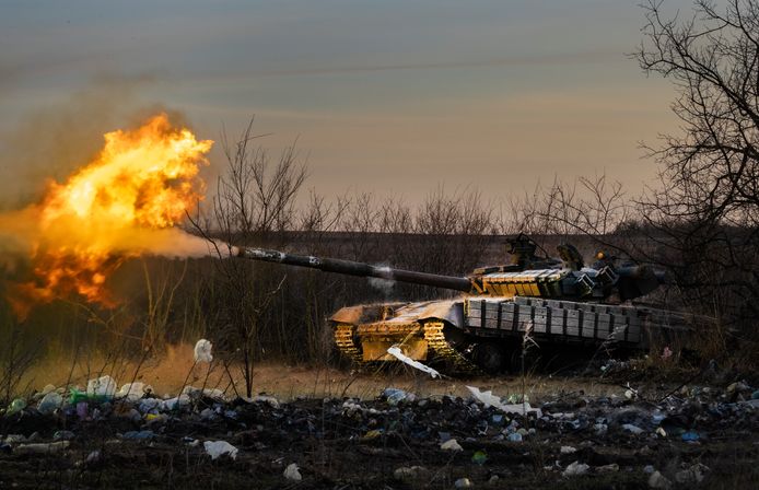 Een Oekraïense tank vuurt op Russische posities nabij Tsjasiv Jar.