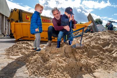 Demolition Day bij voormalige mengvoederfabriek in Wanroij: slooprobot neemt het over van de sloopko