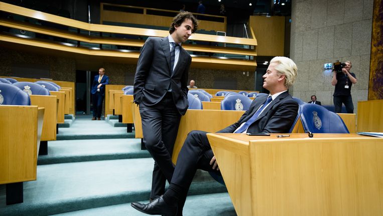 Jesse Klaver (GroenLinks) in gesprek met Geert Wilders (PVV). Beeld anp