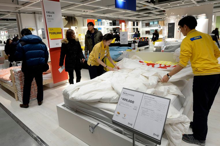 Foto ter illustratie: Ikea-personeel op de slaapkamerafdeling in een winkel in Zuid-Korea. Beeld REUTERS