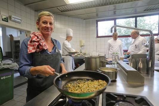 Chefkok Valérie Ryssen van Falvie's Tafel maakt een gezond gerecht klaar tijdens een workshop.