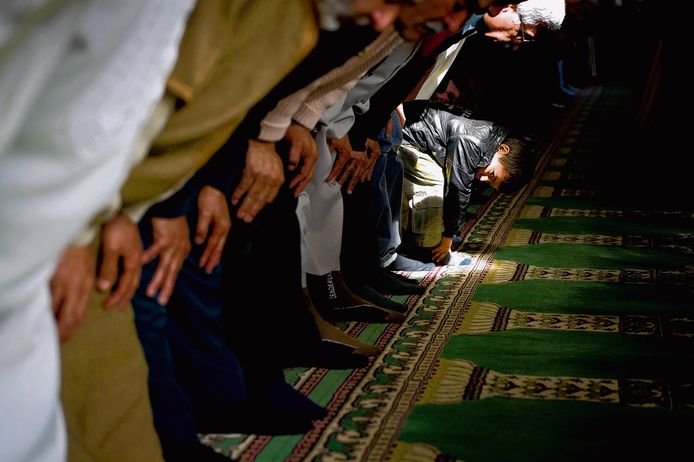 Moslims bidden in een moskee tijdens het vrijdaggebed.