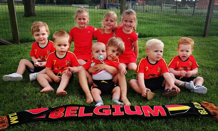 Marthe (rechts-boven) en Remi (links) en hun vriendjes. De Rode Duivels kunnen volgens hun mama Hannelore Kins enkel winnen wanneer de kinderen in proper gewassen kleedjes en truitjes supporteren. Beeld Hannelore Kins