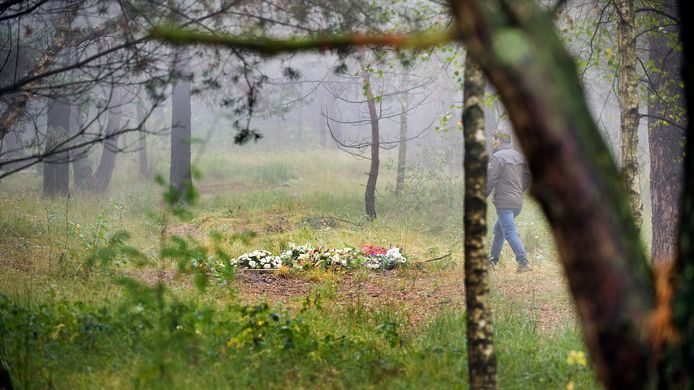Op natuurbegraafplaats Heidepol in Arnhem mogen bloemstukken na de begrafenis nog twee weken blijven liggen.