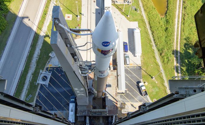 De United Launch Alliance Atlas V raket met het ruimtevaartuig Lucy aan boord staat gereed voor de lancering van zaterdagochtend.